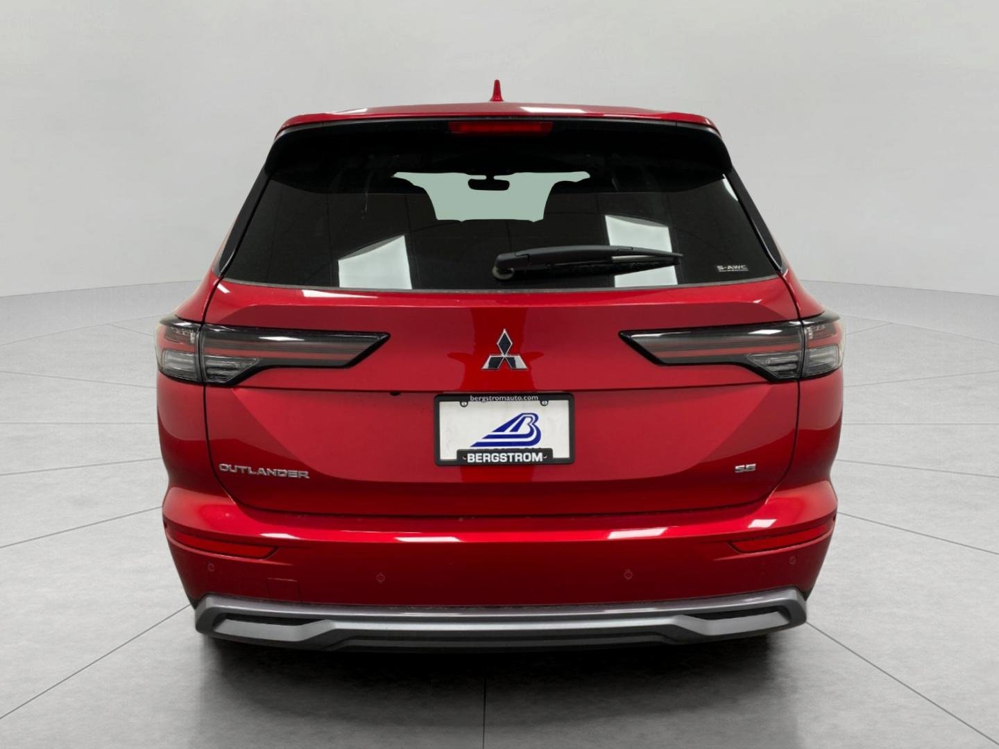 Used 2025 Mitsubishi Outlander SE image 5