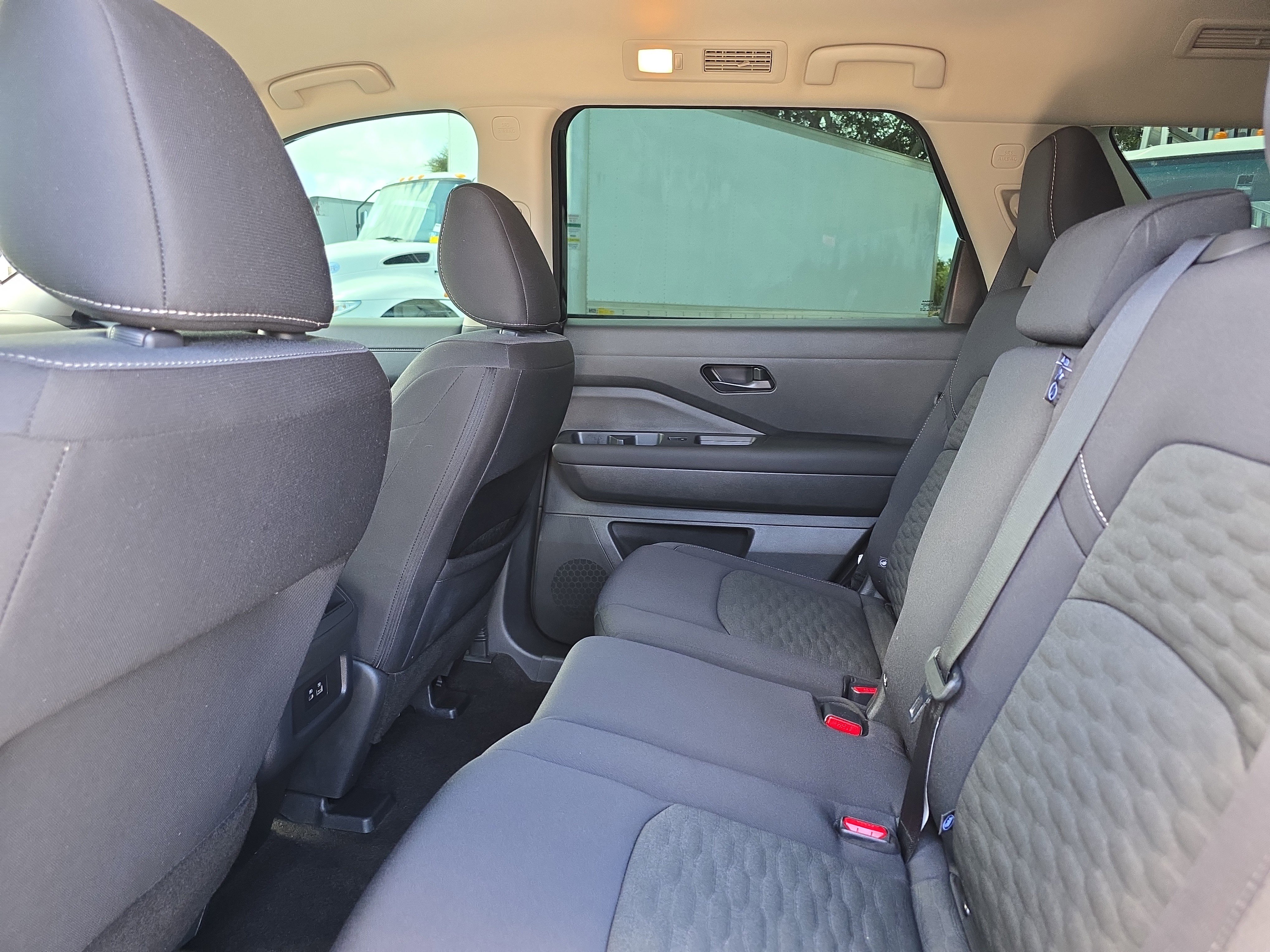 Used 2024 Nissan Pathfinder S image 15