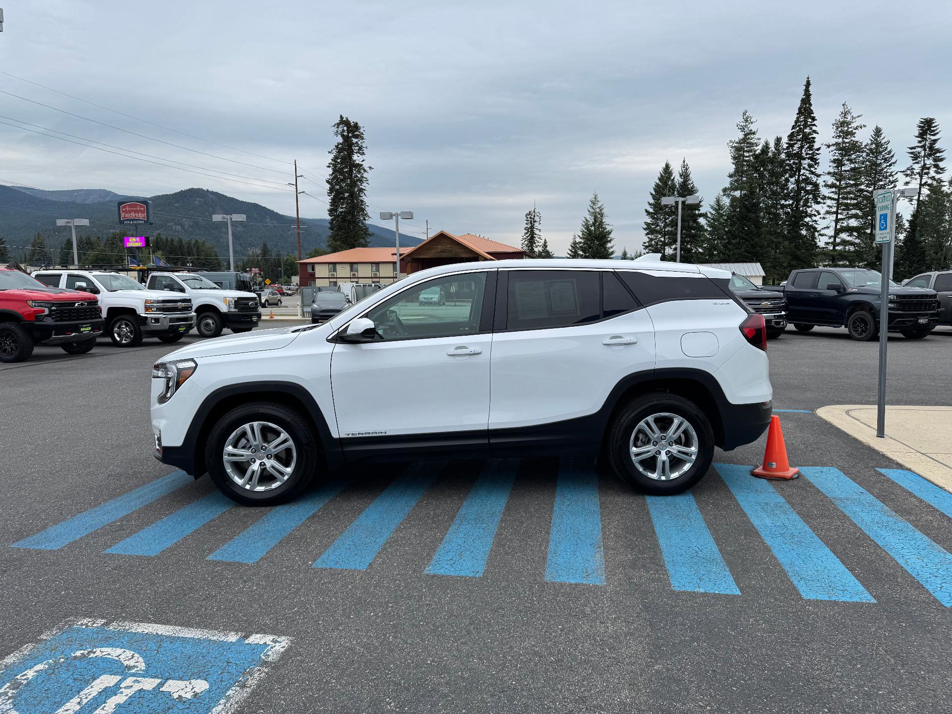 Used 2024 GMC Terrain SLE image 4