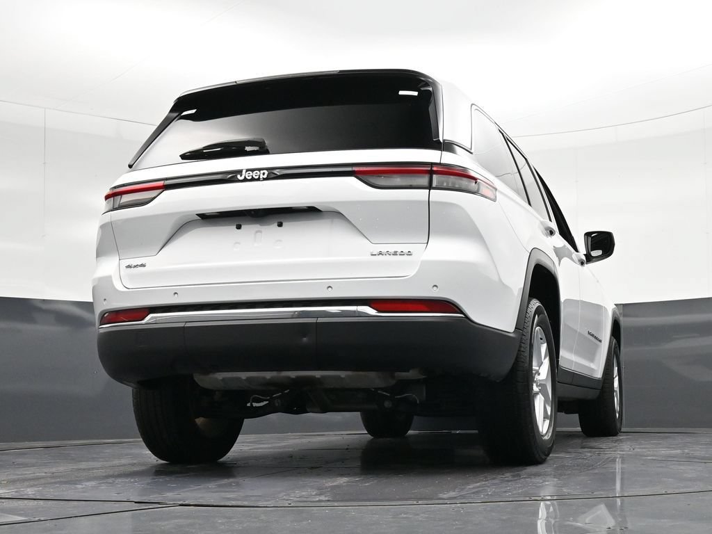 Used 2023 Jeep Grand Cherokee Laredo AWD/4WD image 34