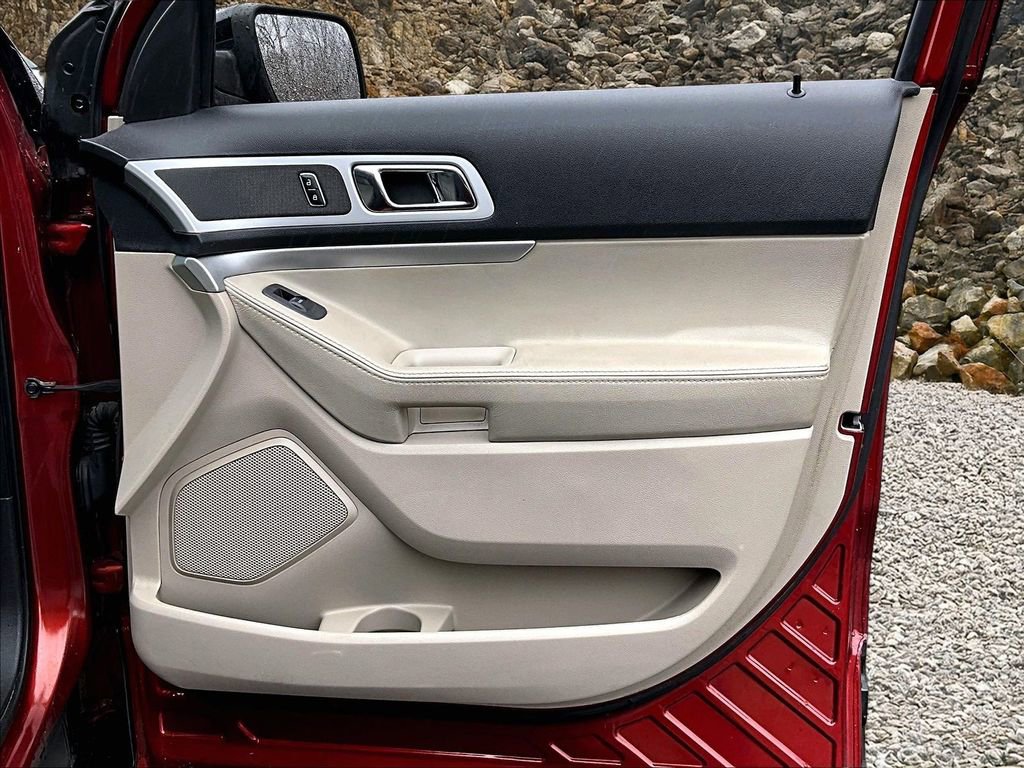 Used 2014 Ford Explorer XLT w/ Equipment Group 202A AWD/4WD image 21