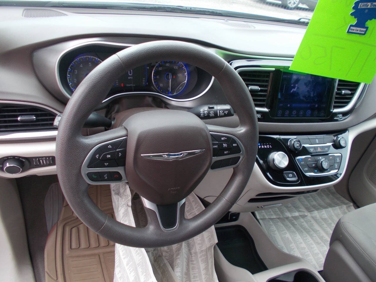 Used 2017 Chrysler Pacifica Touring FWD image 6