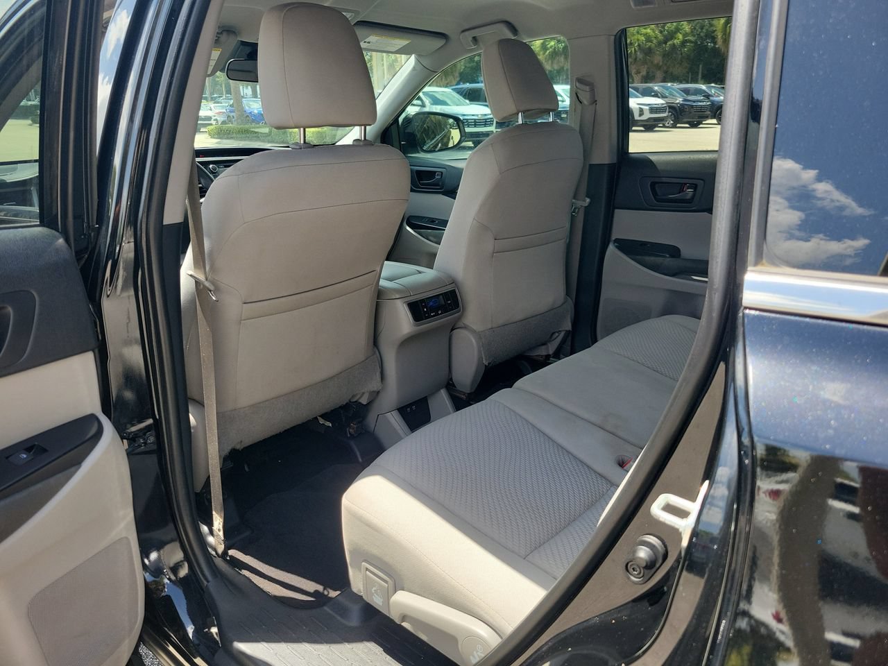 Used 2019 Toyota Highlander LE FWD image 8