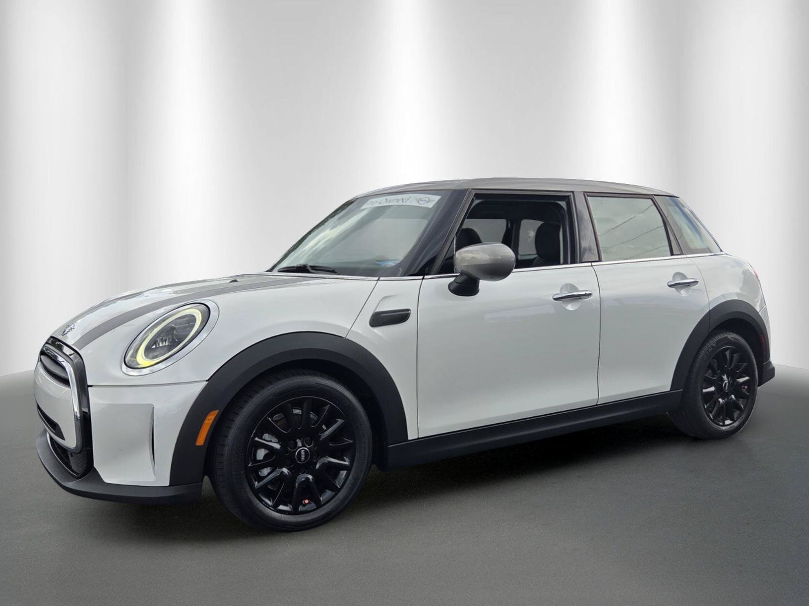 Used 2024 MINI Cooper 4-Door Hardtop FWD image 3