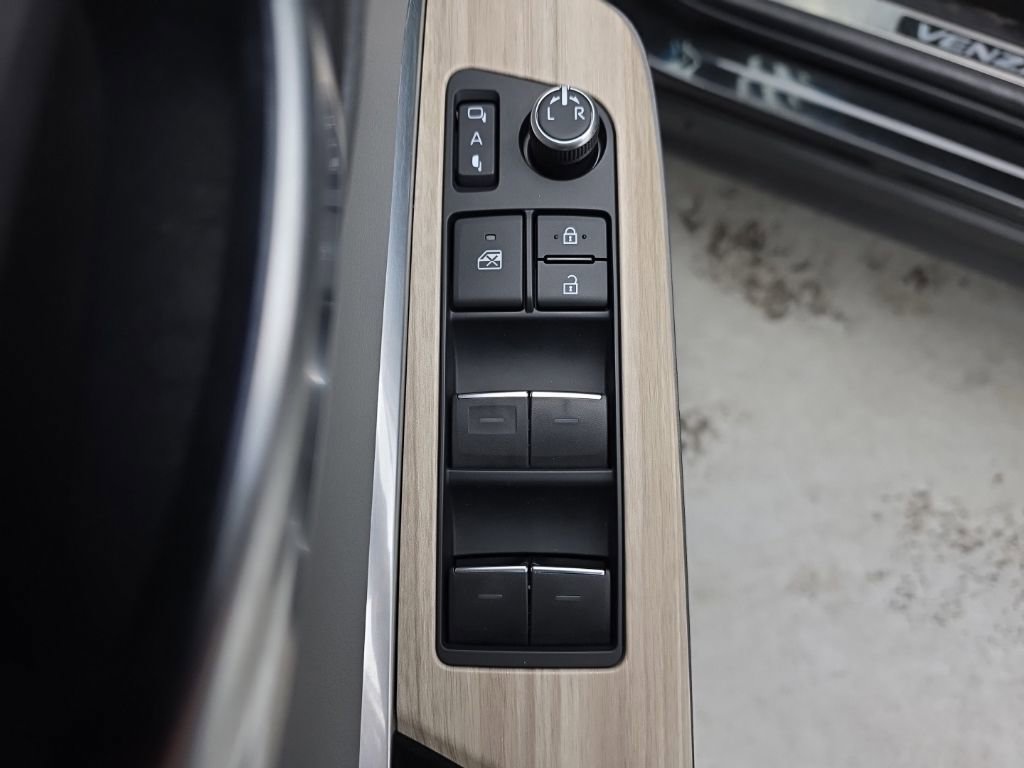 Used 2024 Toyota Venza XLE image 20