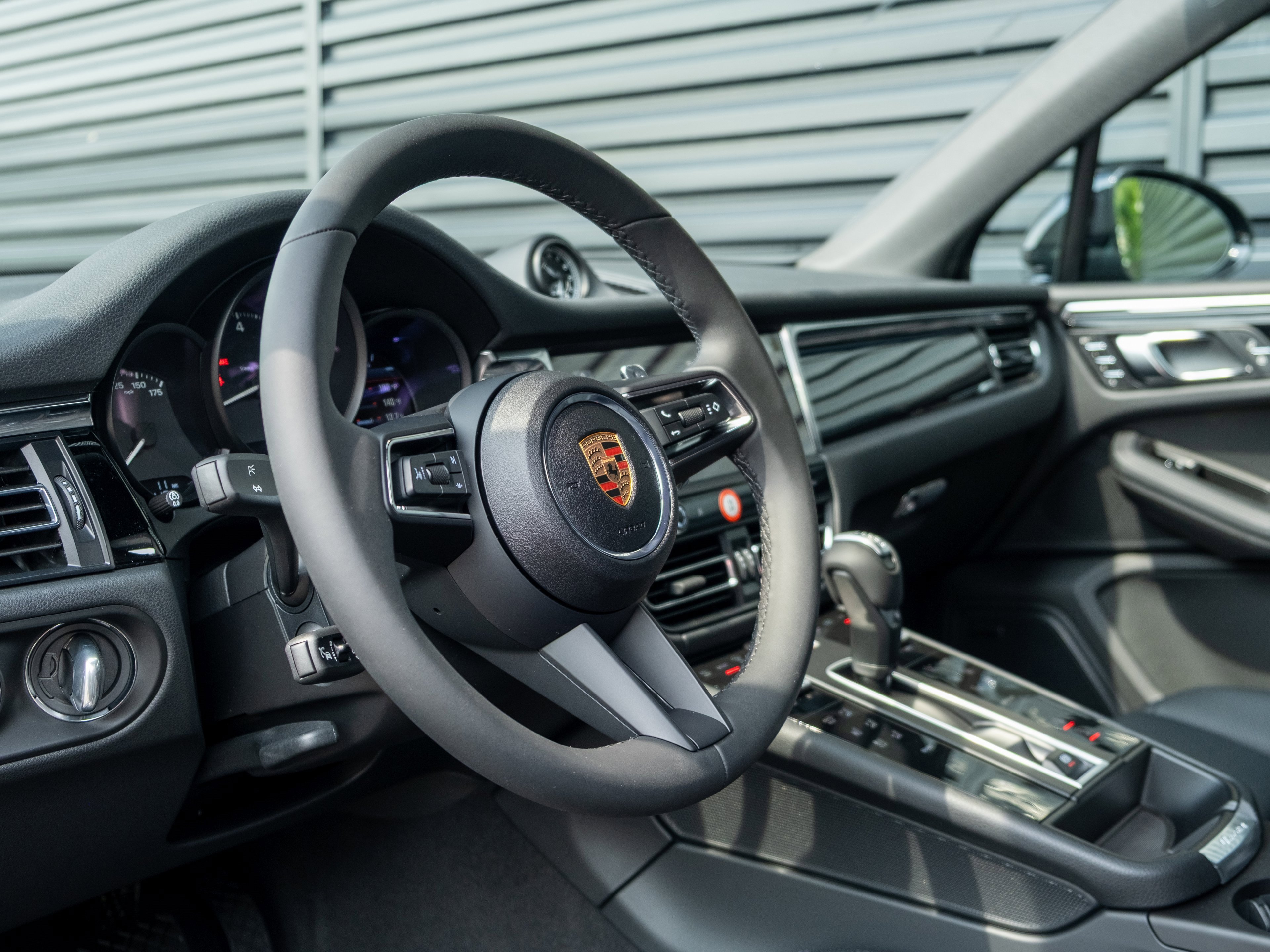 Certified 2025 Porsche Macan image 4