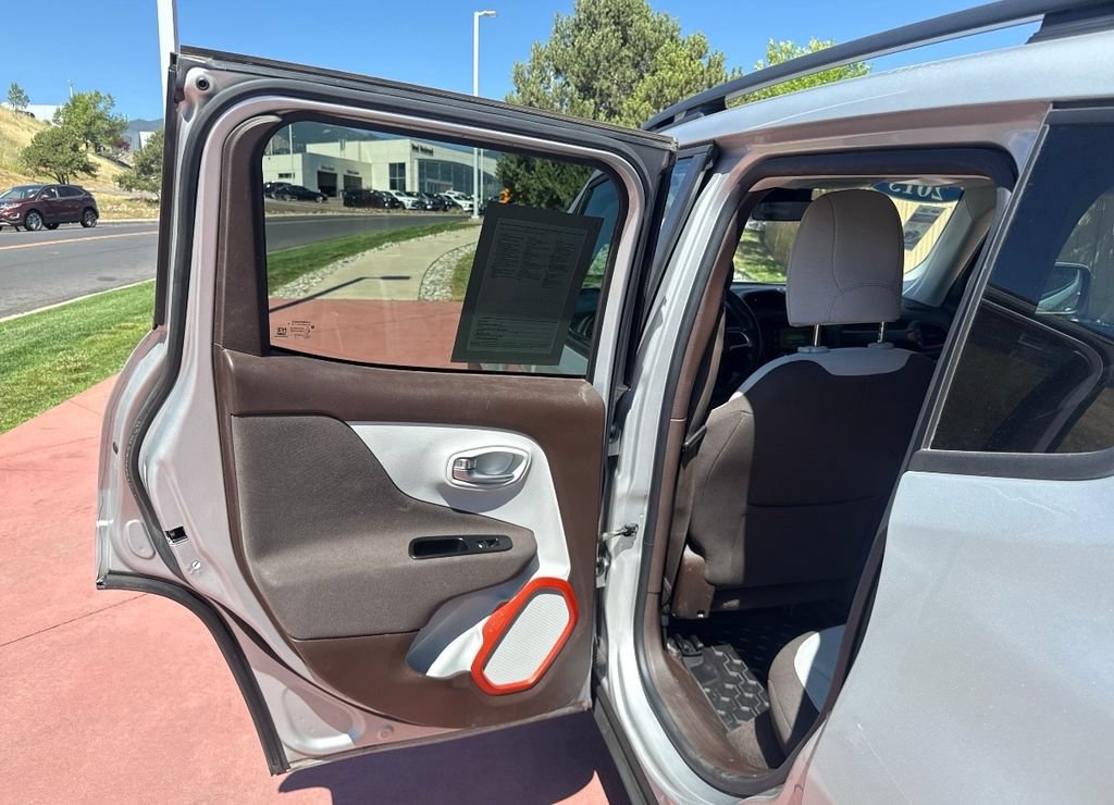 Used 2015 Jeep Renegade Latitude w/ Cold Weather Group FWD image 17