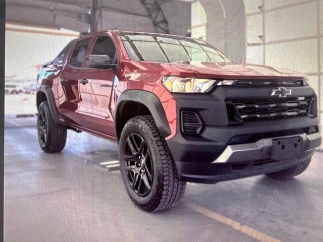Used 2025 Chevrolet Colorado Trail Boss w/ Midnight Edition AWD/4WD image 11