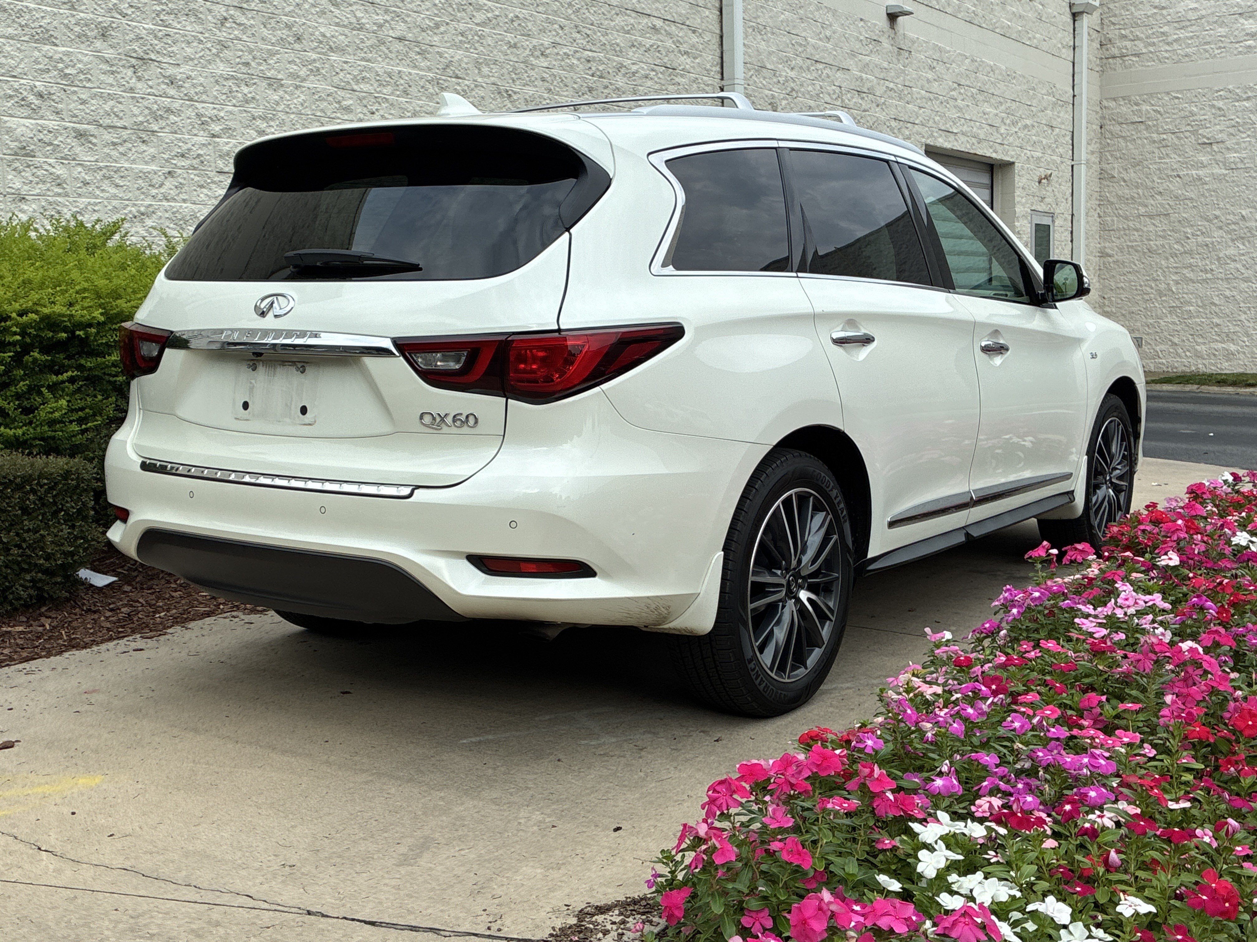 Used 2020 INFINITI QX60 Luxe w/ Sensory Package FWD image 8