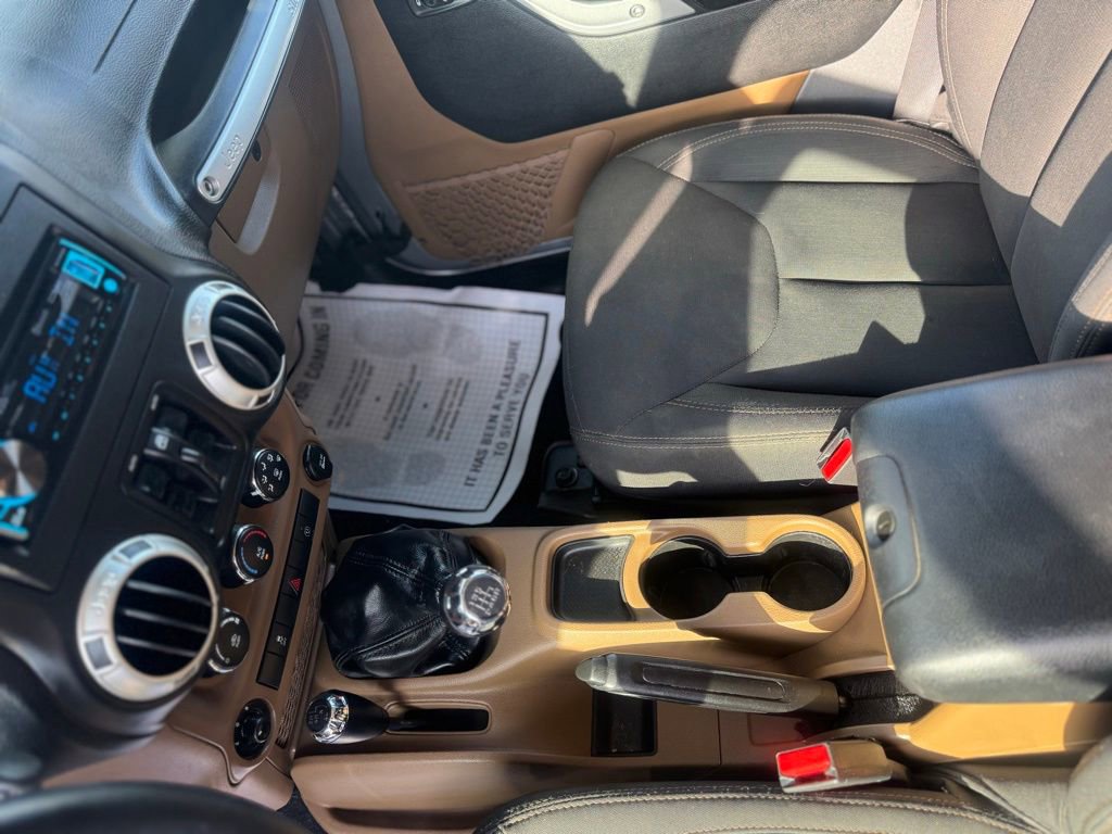 Used 2017 Jeep Wrangler Unlimited Rubicon w/ Connectivity Group image 31