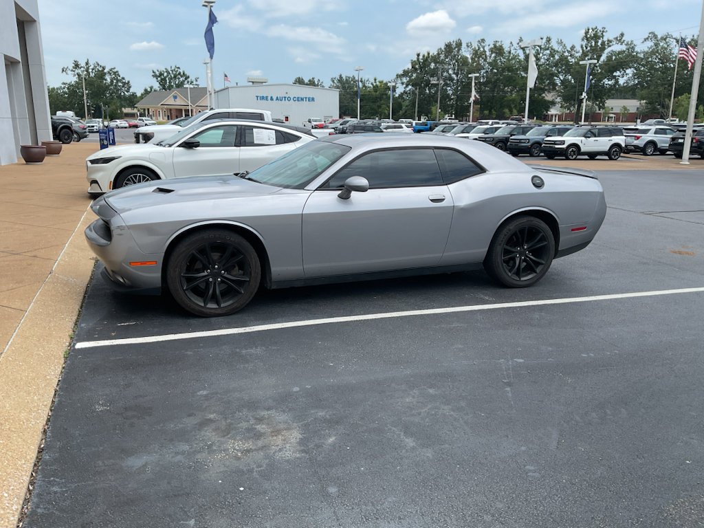 Used 2016 Dodge Challenger SXT w/ Blacktop Package RWD image 4