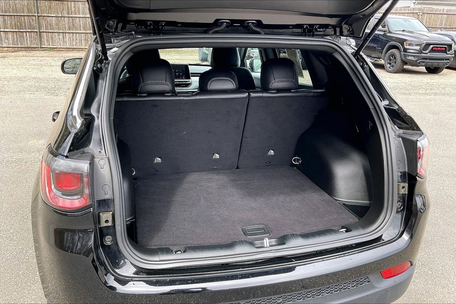 Certified 2025 Jeep Compass Latitude image 31