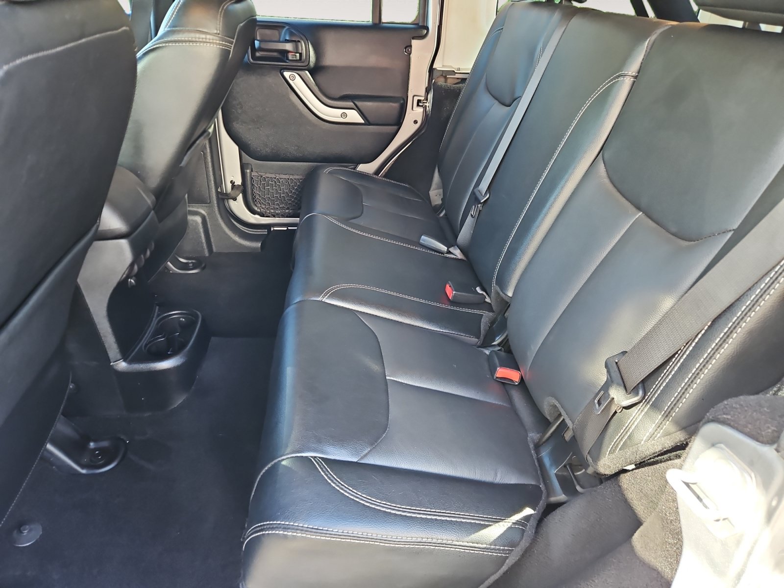 Used 2018 Jeep Wrangler Unlimited Sahara AWD/4WD image 13