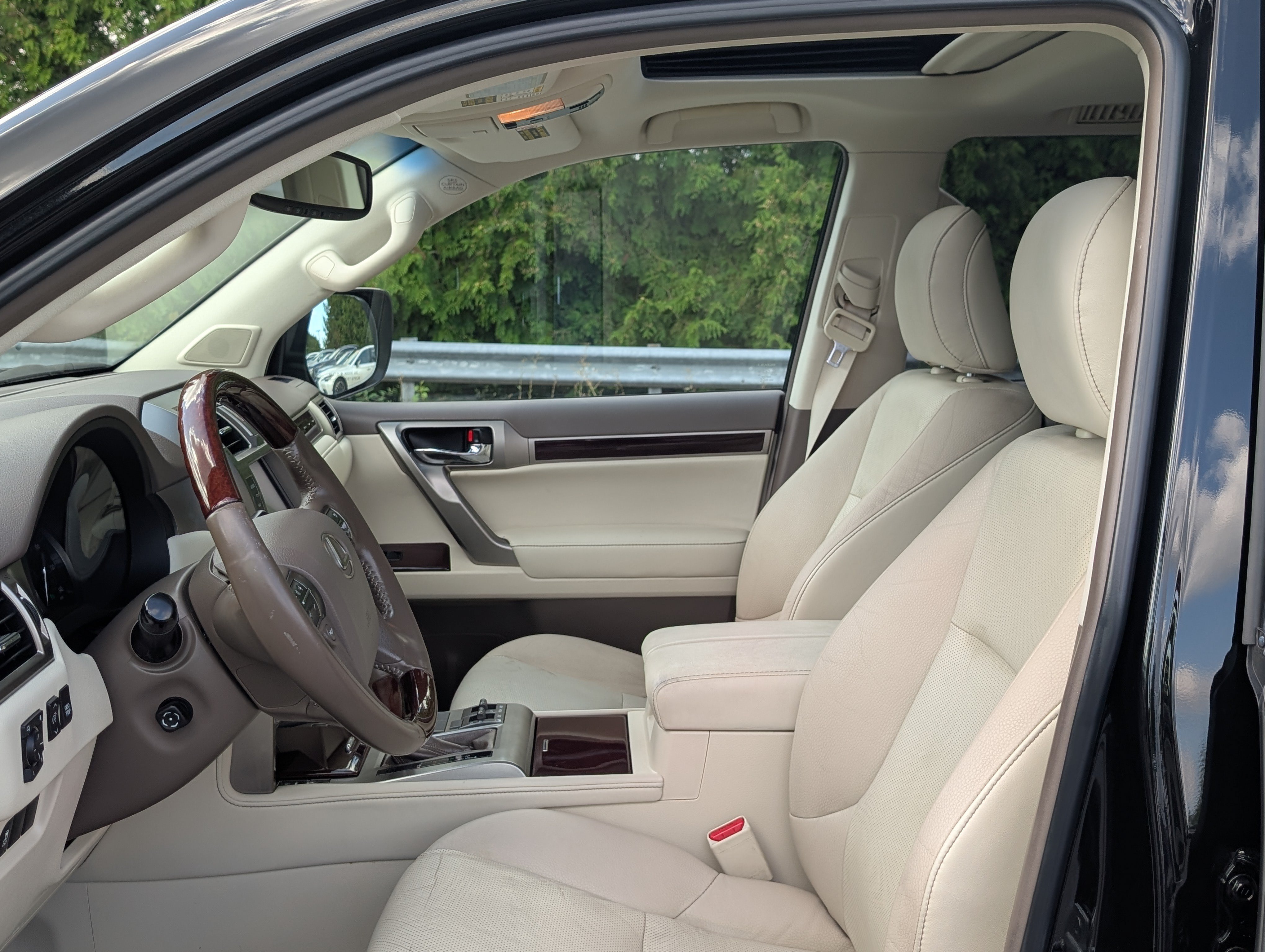 Used 2015 Lexus GX 460 w/ Premium Package AWD/4WD image 16