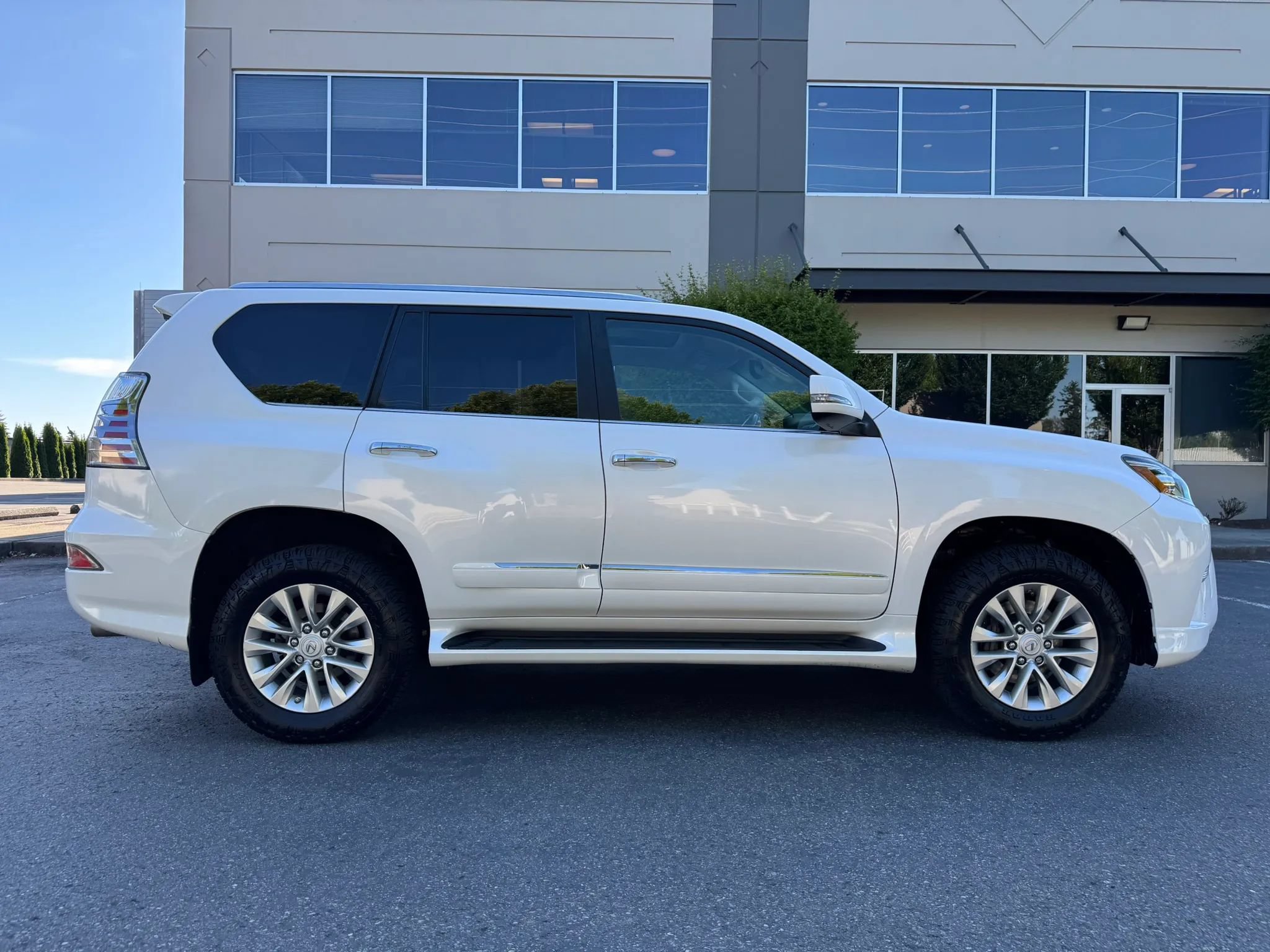 Used 2016 Lexus GX 460 w/ Premium Package AWD/4WD image 12