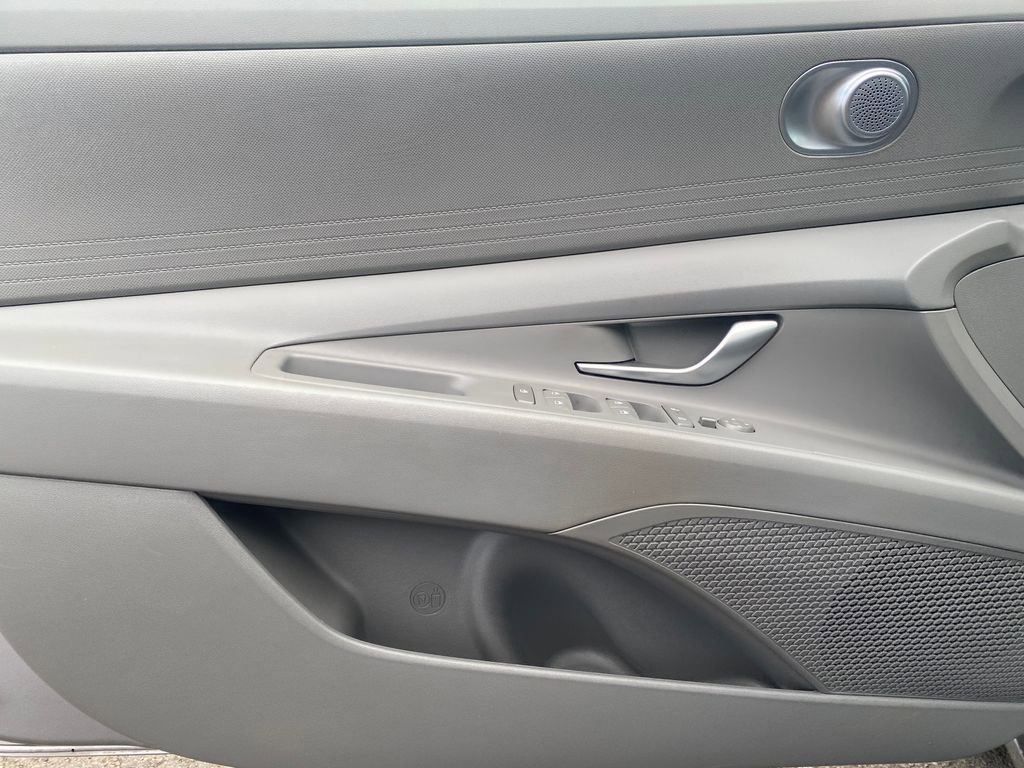 Certified 2025 Hyundai Elantra SE FWD image 31
