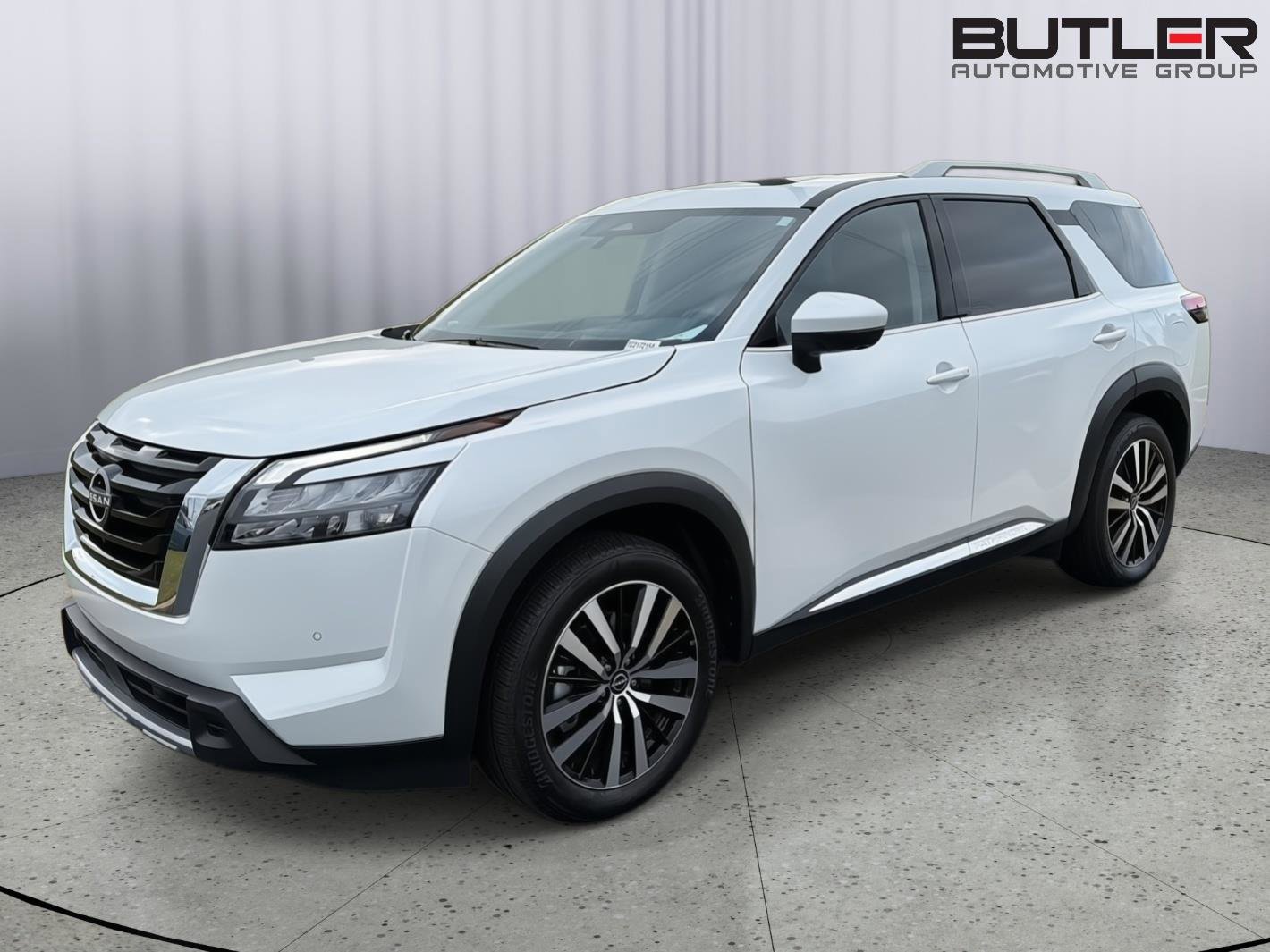 Used 2025 Nissan Pathfinder Platinum FWD image 1