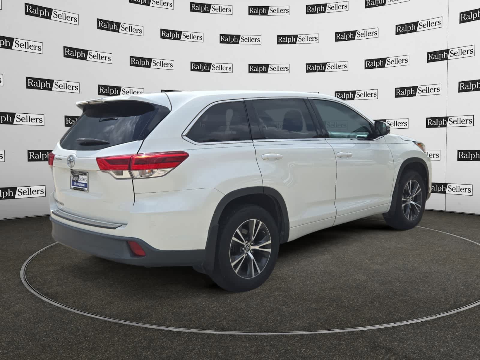 Used 2017 Toyota Highlander LE FWD image 6