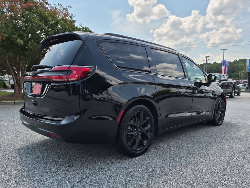Used 2025 Chrysler Pacifica Limited FWD image 3