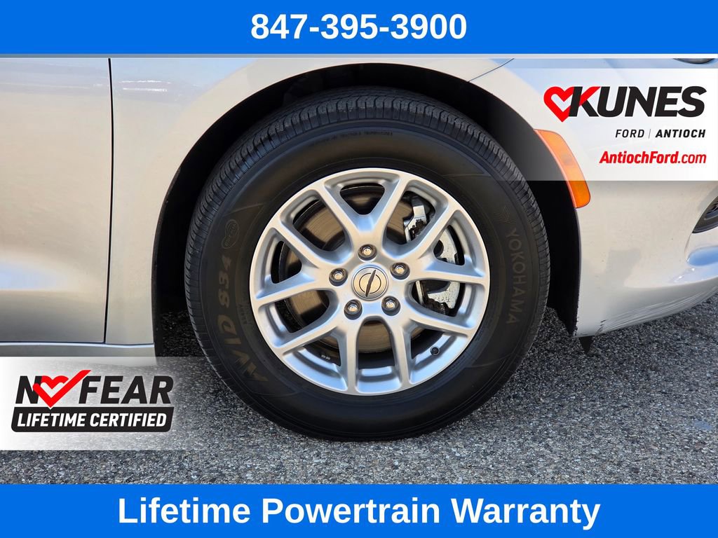 Used 2023 Chrysler Voyager LX image 9