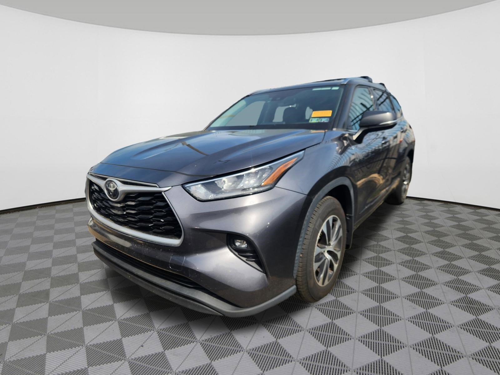 Used 2020 Toyota Highlander XLE AWD/4WD image 2