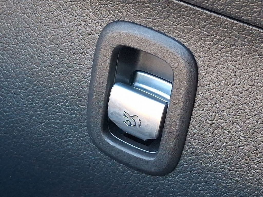 Used 2025 Mercedes-Benz C 300 4MATIC Sedan image 26