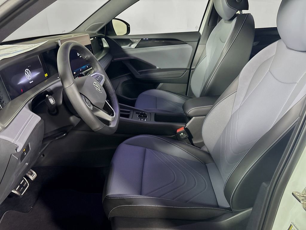New 2025 Volkswagen Tiguan SE R-Line image 11