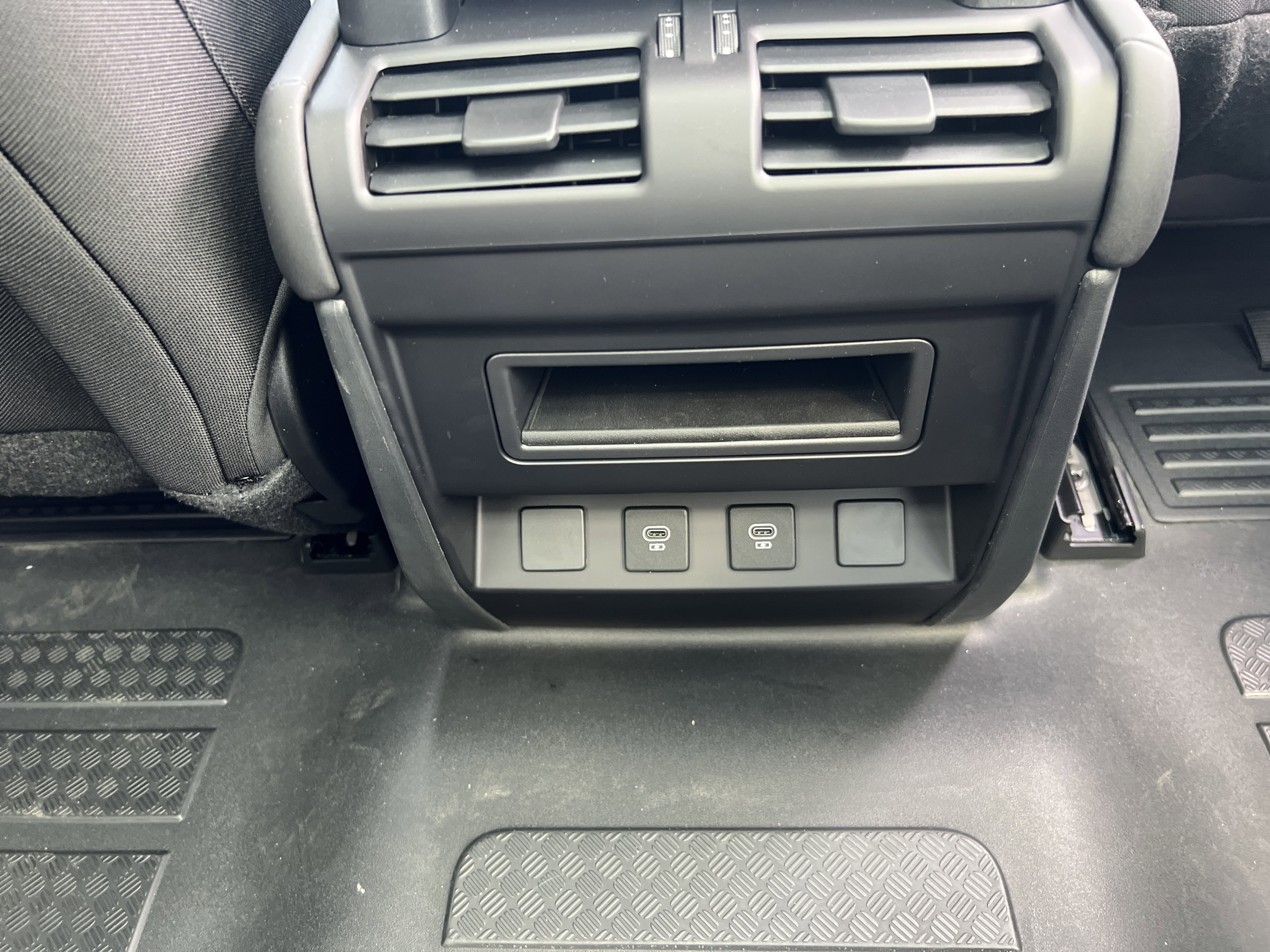 New 2025 Land Rover Defender 90 S image 30