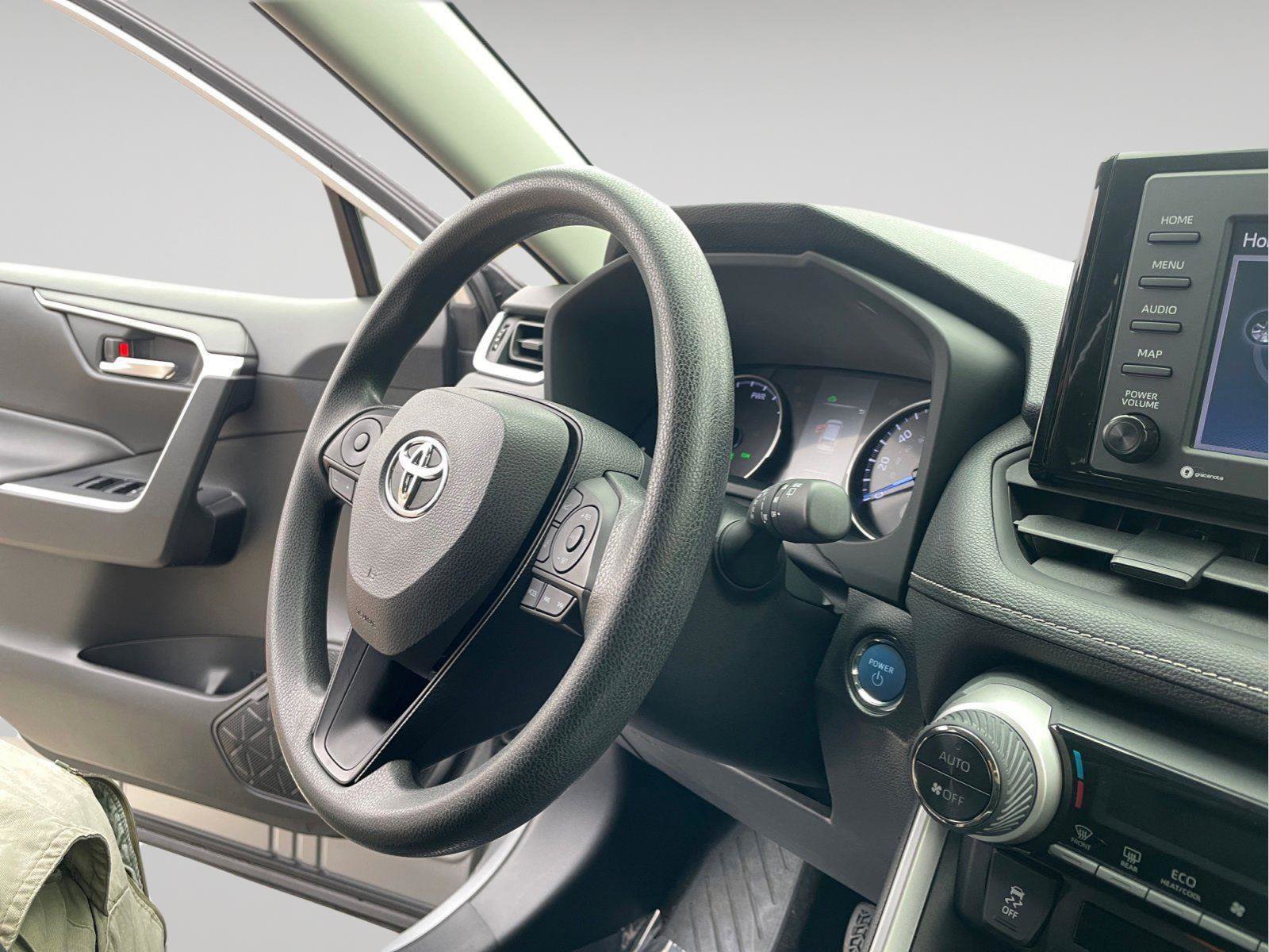 Used 2020 Toyota RAV4 XLE w/ Carpet Mat Package image 25