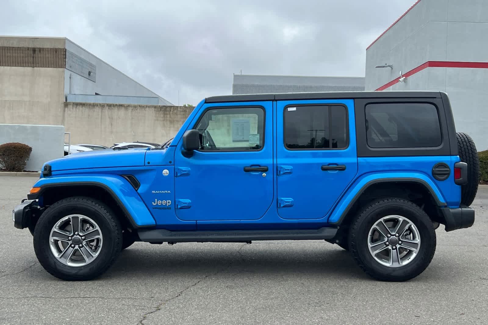 Used 2022 Jeep Wrangler Unlimited Sahara w/ Cold Weather Group AWD/4WD image 9
