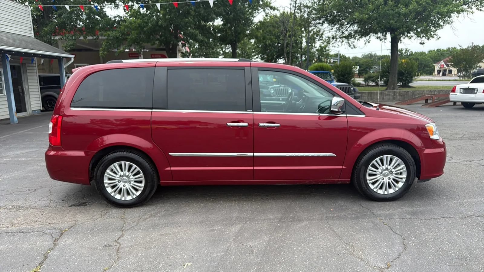Used 2014 Chrysler Town & Country Limited w/ Luxury Group FWD image 7