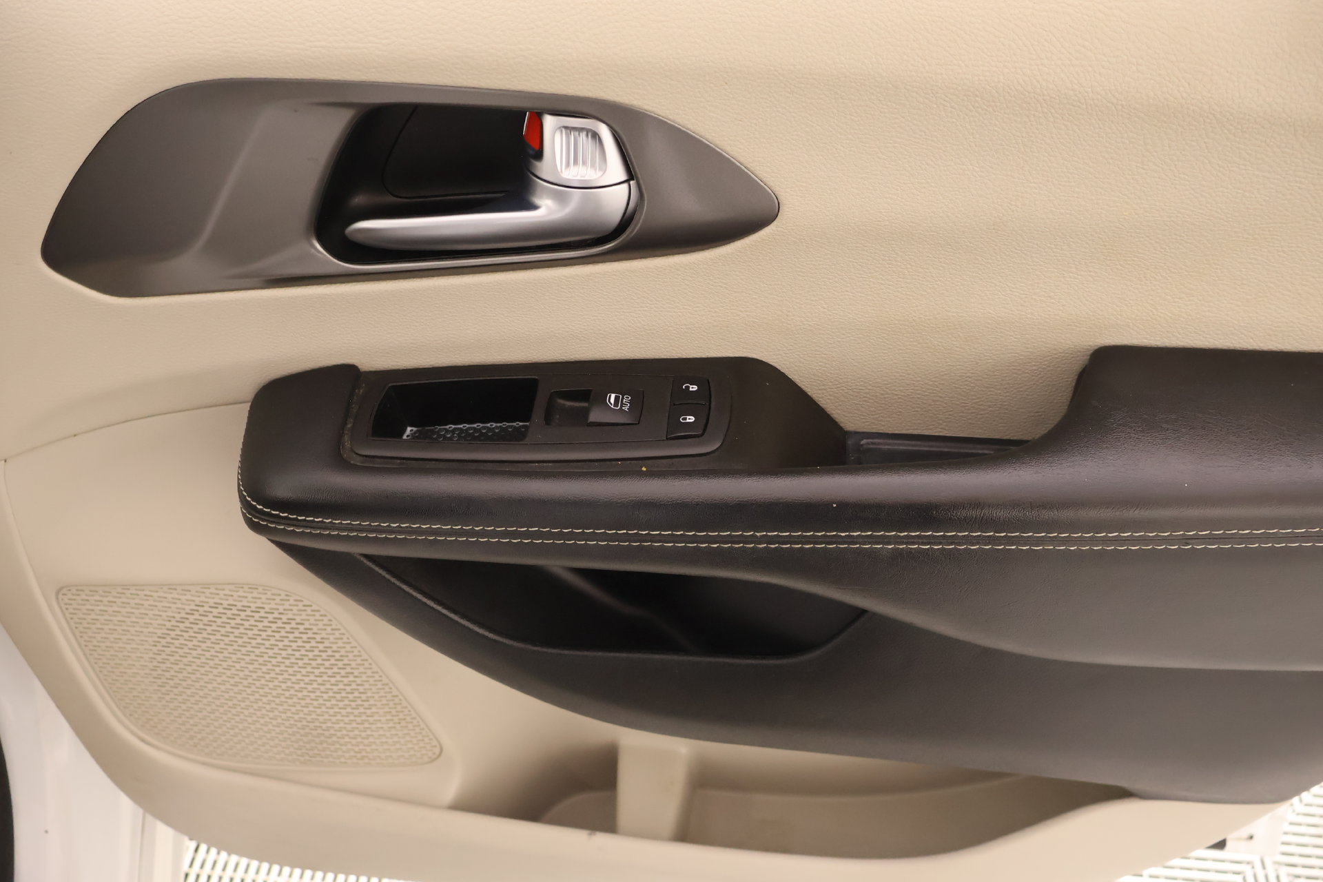 Used 2023 Chrysler Pacifica Touring-L FWD image 17