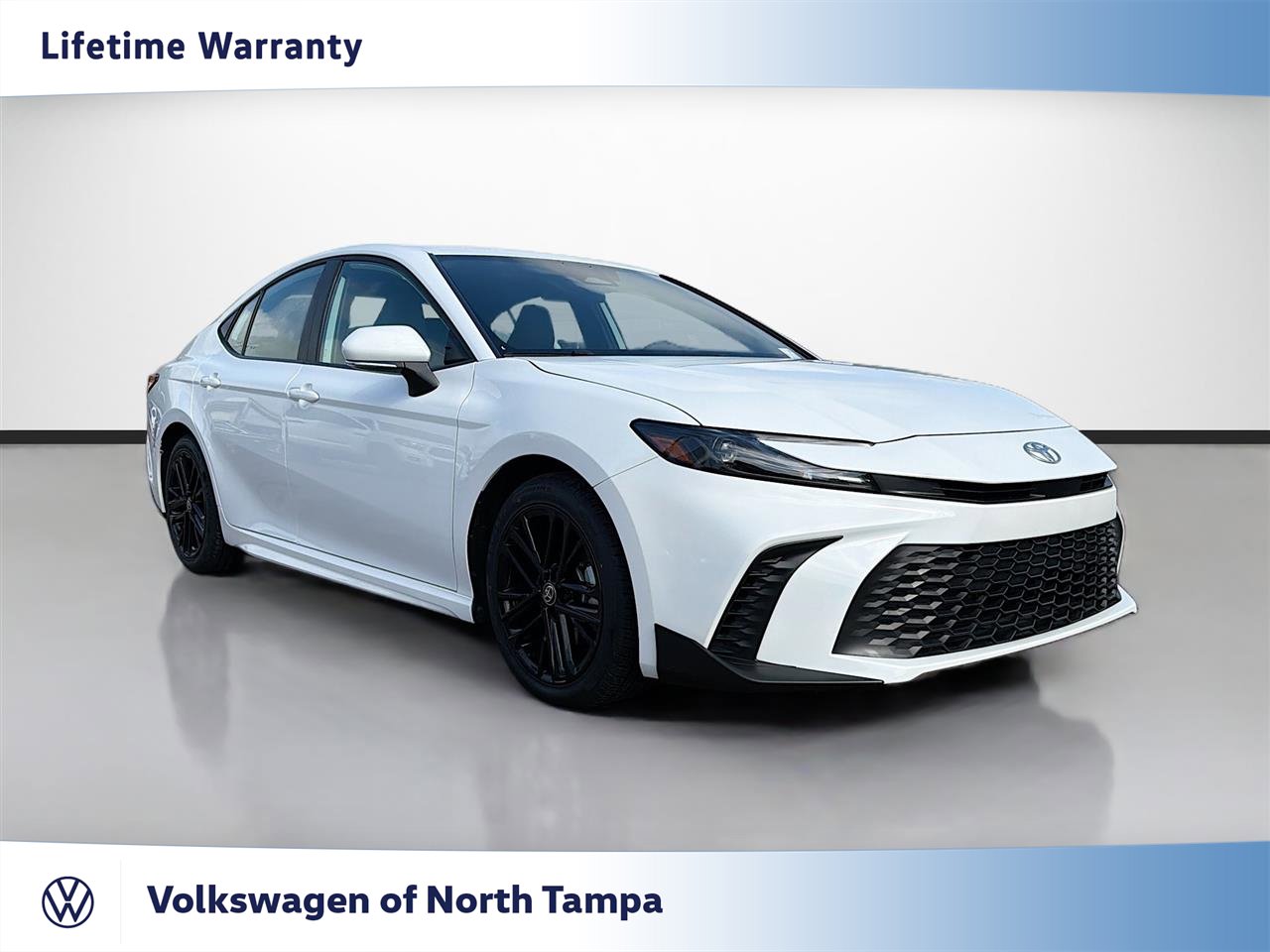 Used 2025 Toyota Camry SE image 1