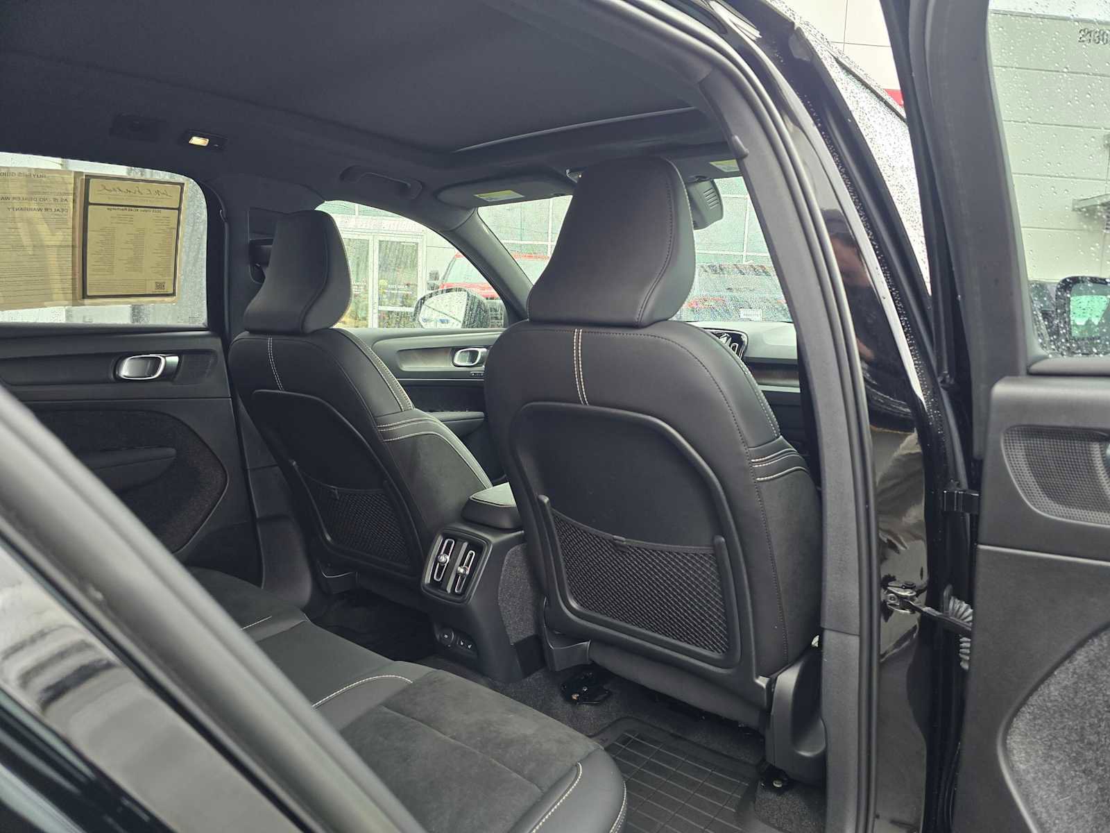 Used 2023 Volvo XC40 Recharge Ultimate w/ Protection Package Premier image 16