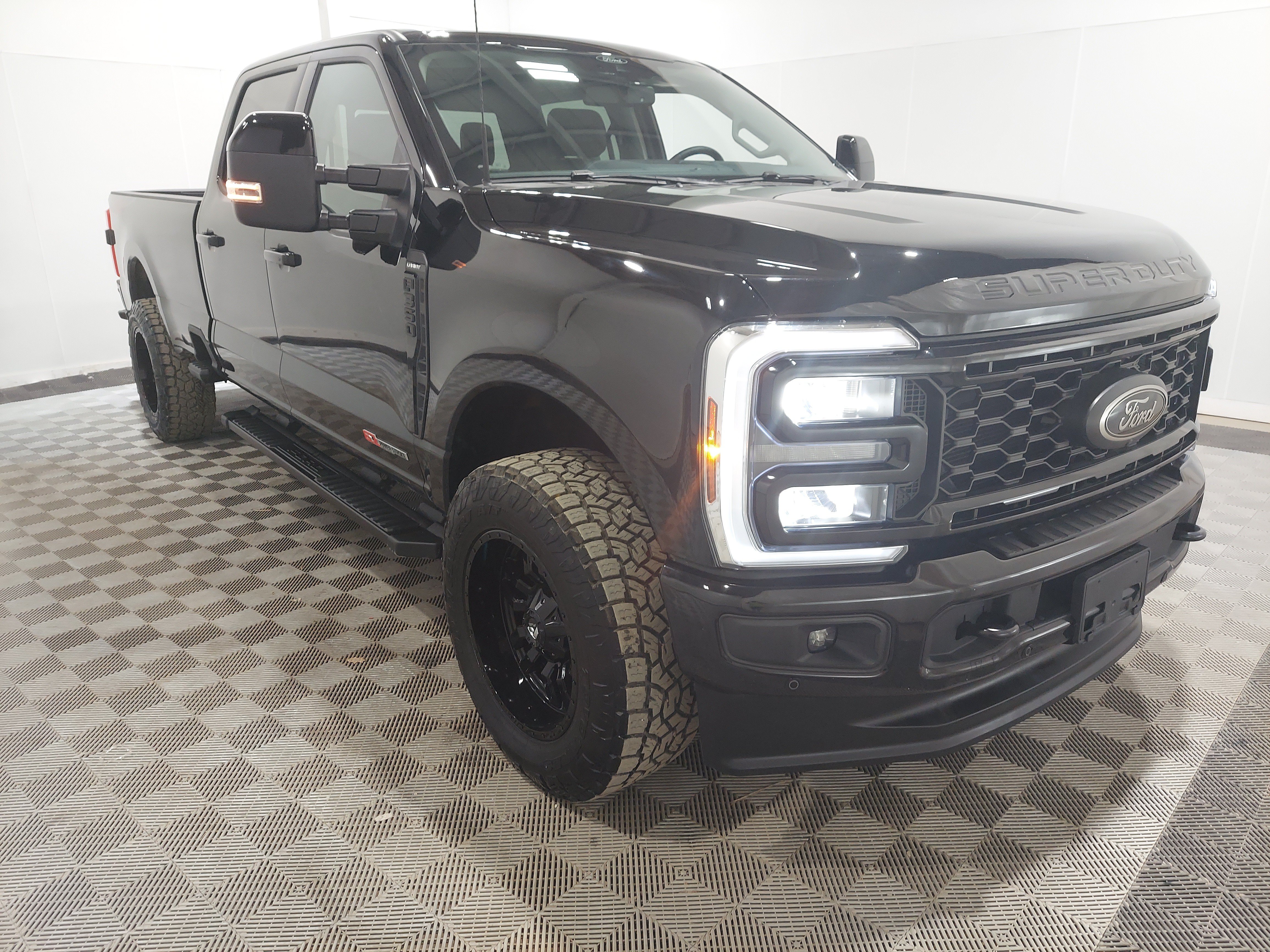 Used 2026 Ford F350 Lariat w/ Black Appearance Package AWD/4WD image 4