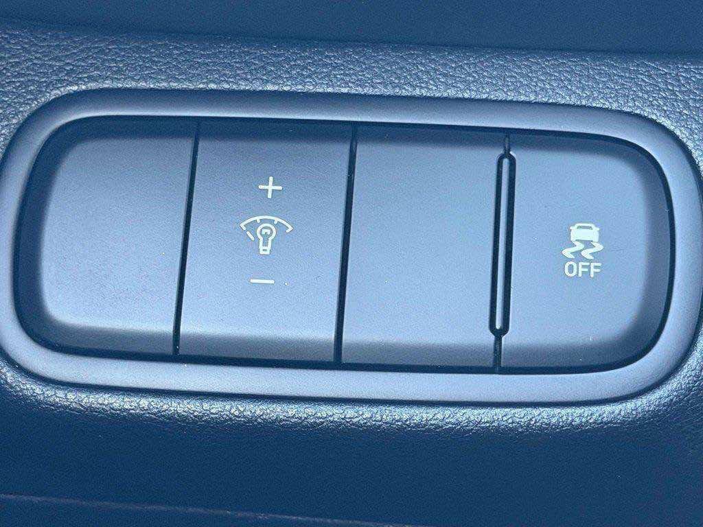 Used 2025 Hyundai Venue SEL FWD image 19