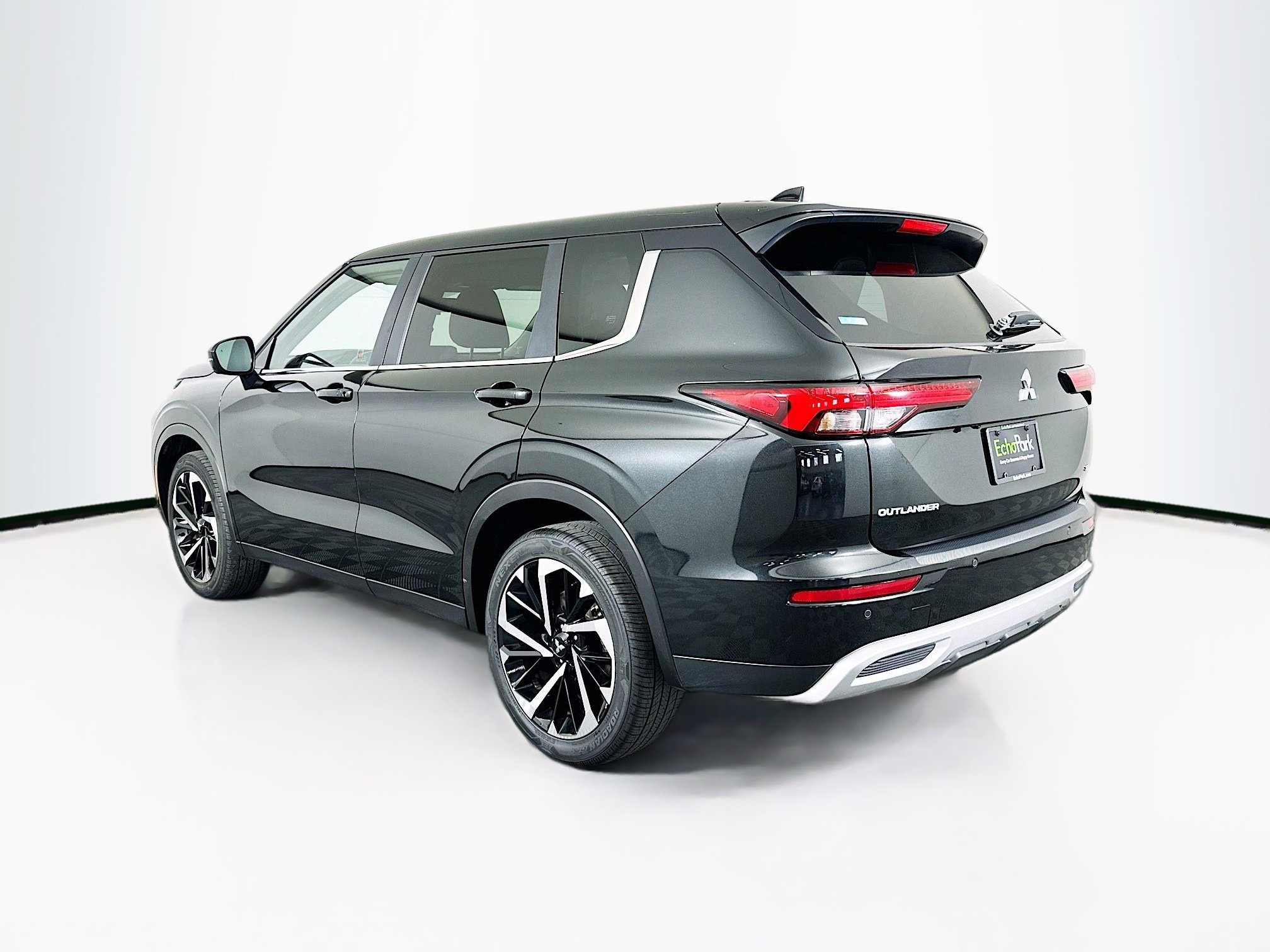 Used 2024 Mitsubishi Outlander SE Black Edition image 5