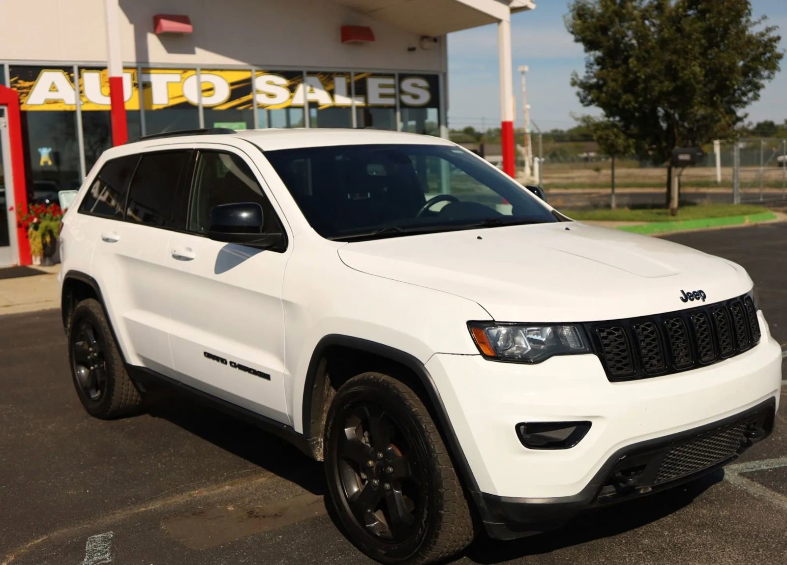 Used 2018 Jeep Grand Cherokee Laredo image 3