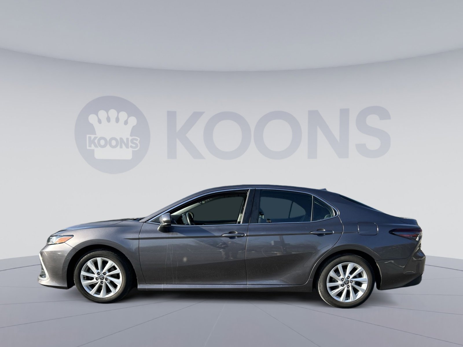 Used 2022 Toyota Camry LE image 2