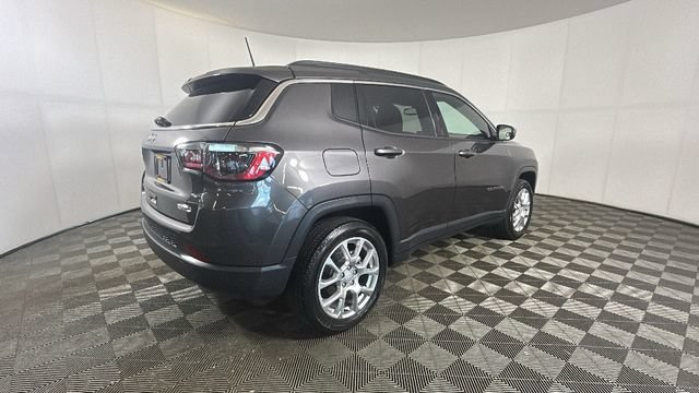 Used 2024 Jeep Compass Latitude w/ Sun and Sound Group AWD/4WD image 3