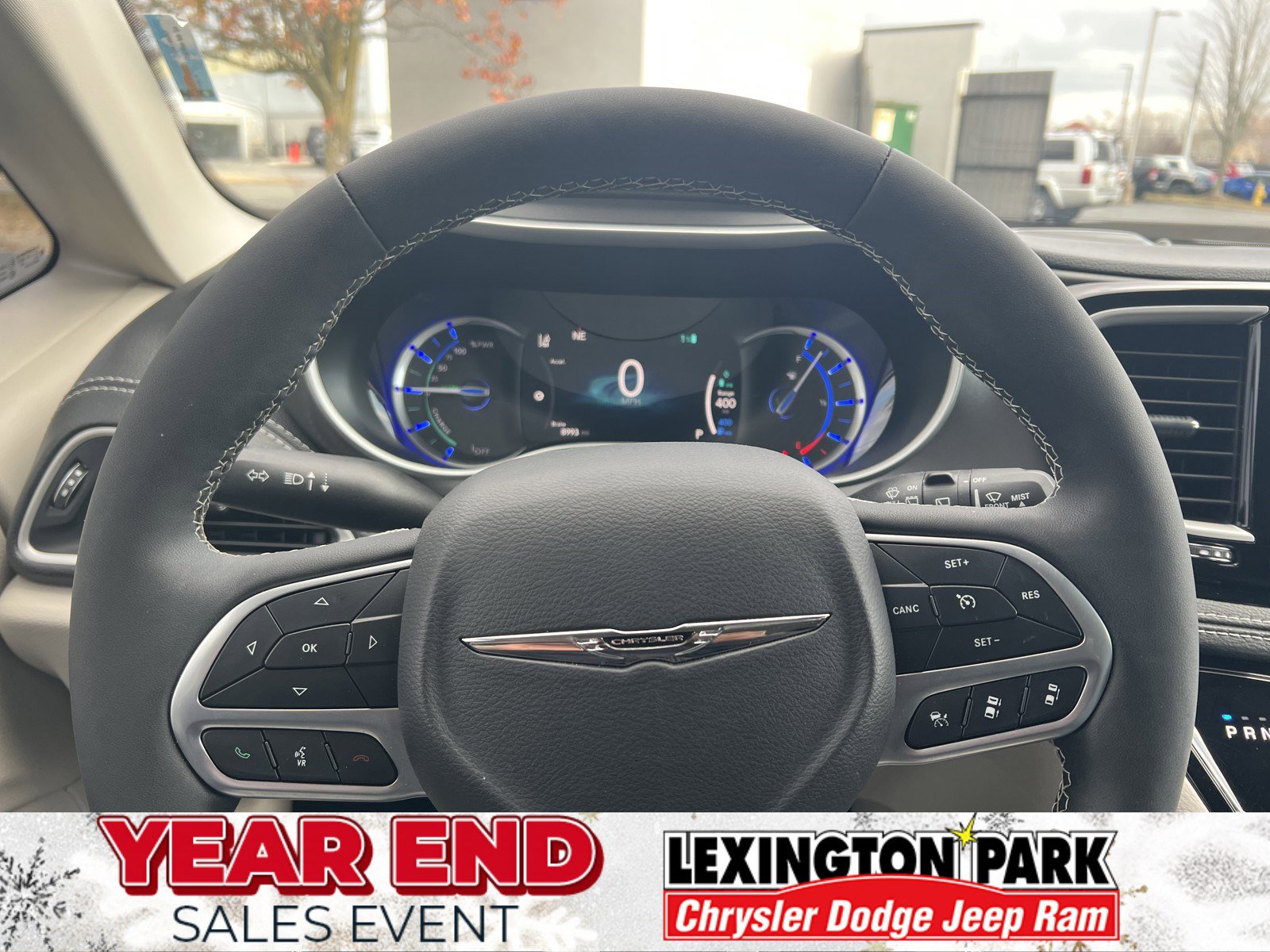 Used 2024 Chrysler Pacifica Select w/ Uconnect Theater Family Group image 25