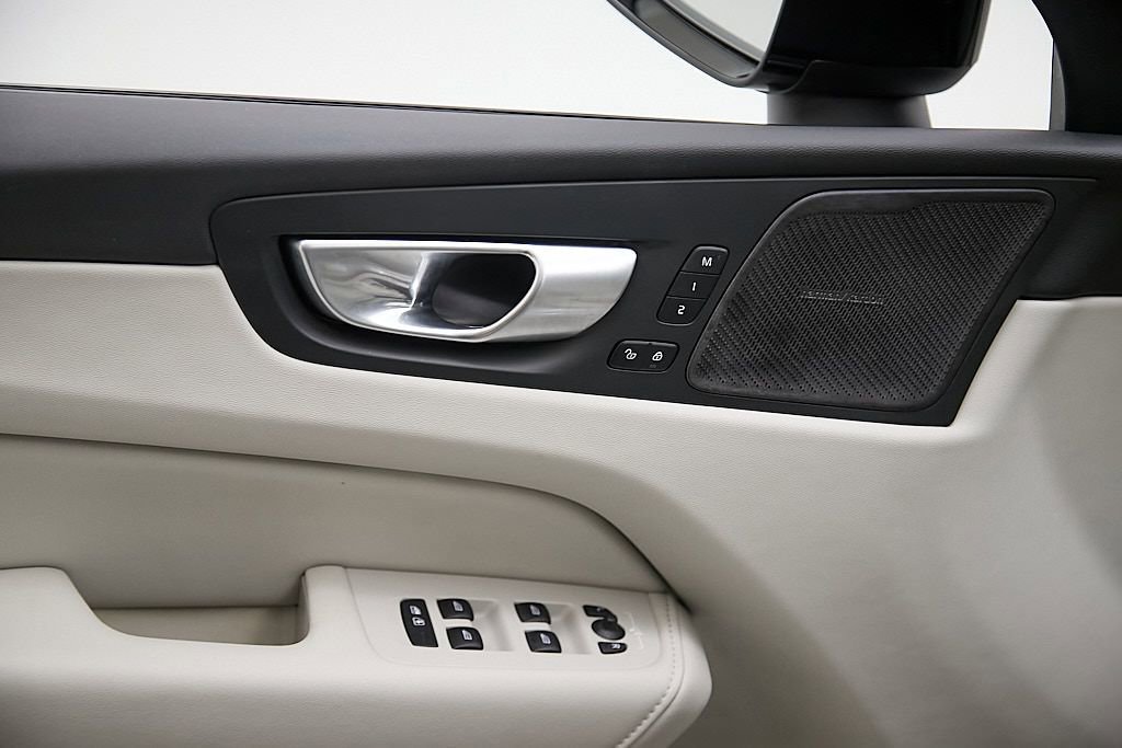 Certified 2024 Volvo XC60 T8 Ultimate w/ Protection Package Premier image 12