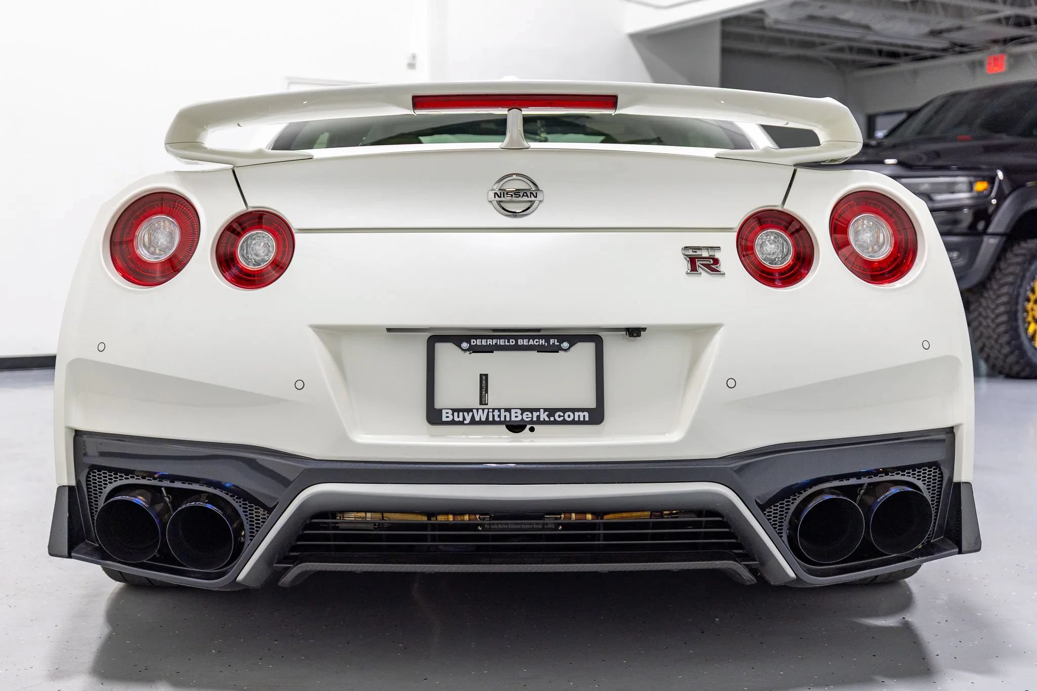 Used 2017 Nissan GT-R Premium w/ Premium Interior Package AWD/4WD image 19