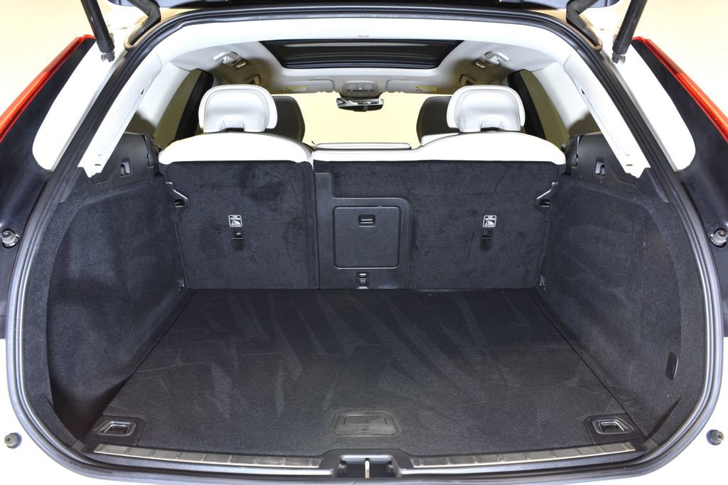 Used 2023 Volvo XC60 B5 Plus image 28