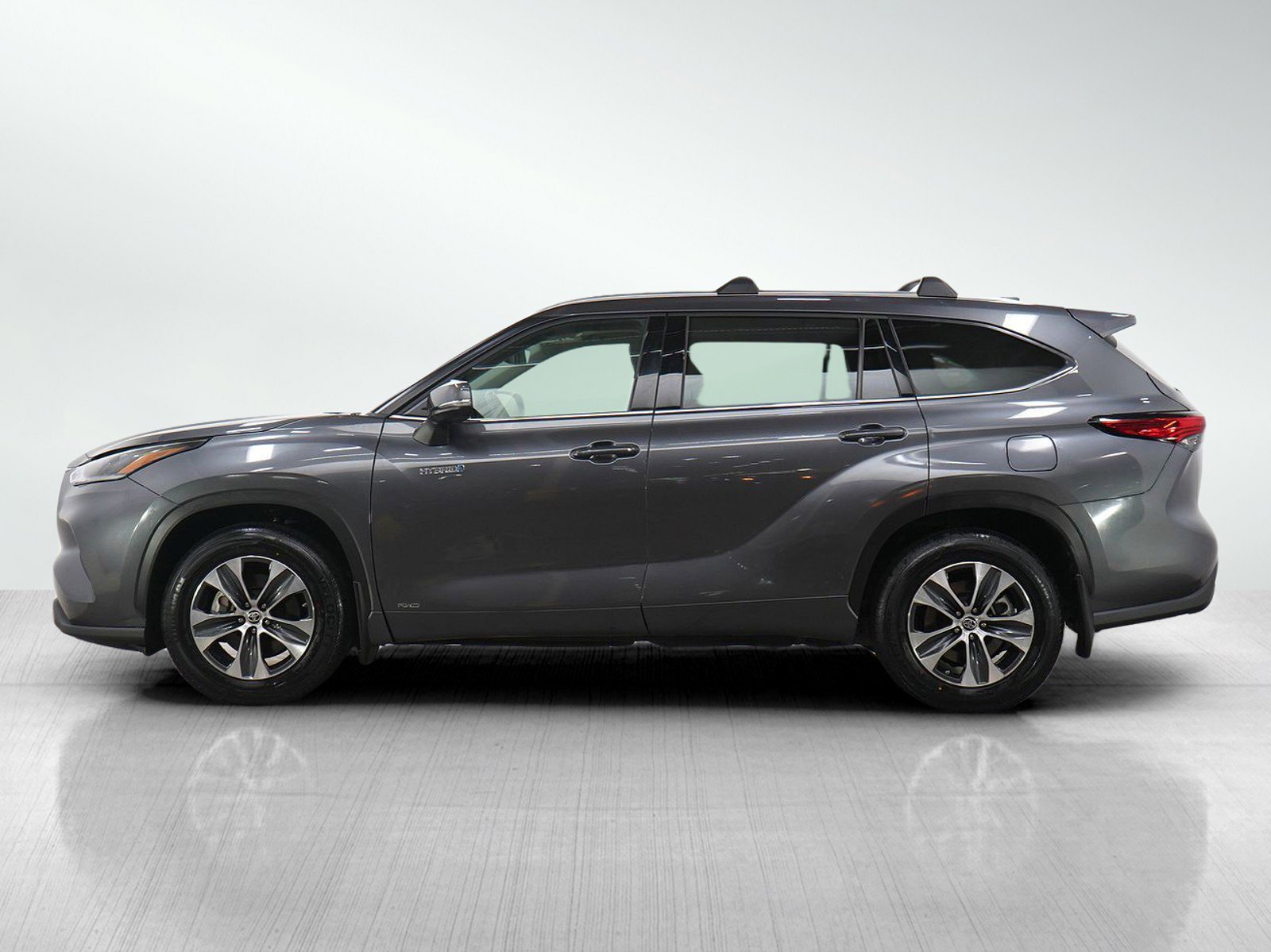 Used 2021 Toyota Highlander XLE AWD/4WD image 2