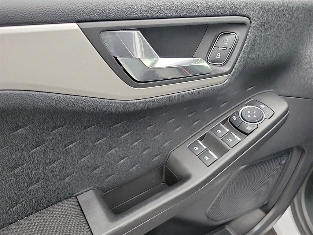 Used 2020 Ford Escape SE image 19