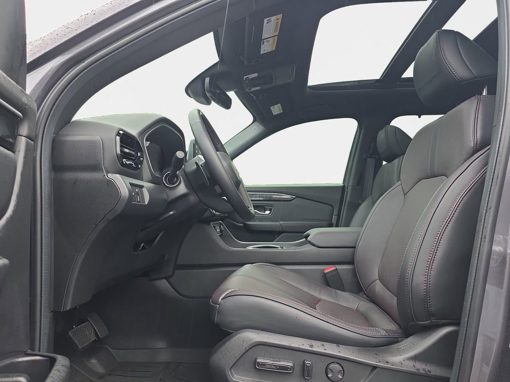 Certified 2025 Honda Pilot Black Edition image 12