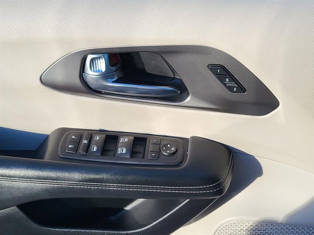 Used 2023 Chrysler Pacifica Touring-L FWD image 15