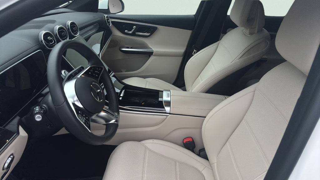 Used 2025 Mercedes-Benz GLC 350e 4MATIC image 5
