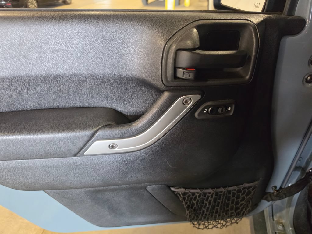 Used 2015 Jeep Wrangler Unlimited Sahara w/ Connectivity Group AWD/4WD image 5